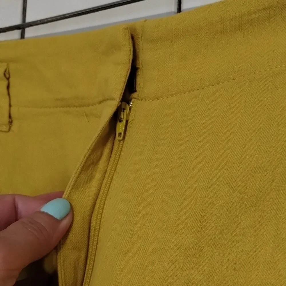 Ann Taylor LOFT Mustard Yellow Size 12 Linen Blend Shorts